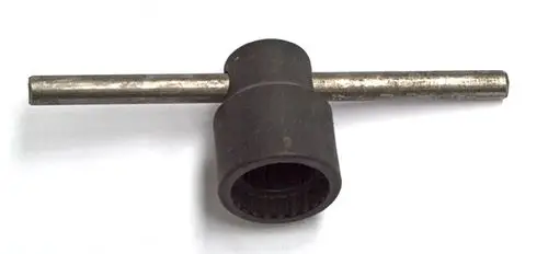 Daikin Adapterschlüssel für Fußbodenheizung, mit einem metallischen Griff und einem runden, offenen Kopf, der für die Montage oder Demontage von Heizungsbauteilen verwendet wird.